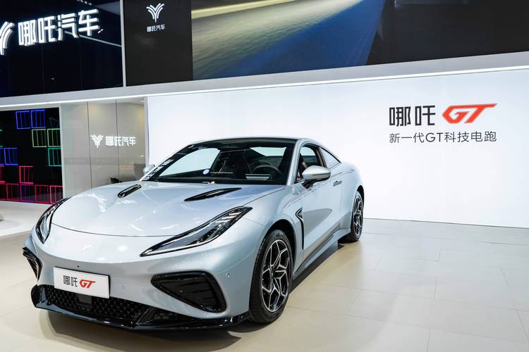 深圳33哪吒汽车在智能汽车领域的表现，领途汽车在新能源汽车市场中的影响力